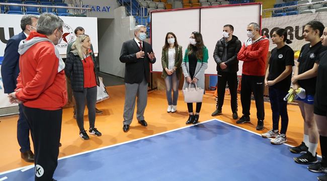AKSARAY BELEDİYESPOR KADIN HENTBOL TAKIMINA MORAL ZİYARETİ