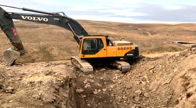 AKSARAY'DA İŞ MAKİNESİ İLE KAÇAK KAZI YAPANLARA JANDARMADAN SUÇÜSTÜ 