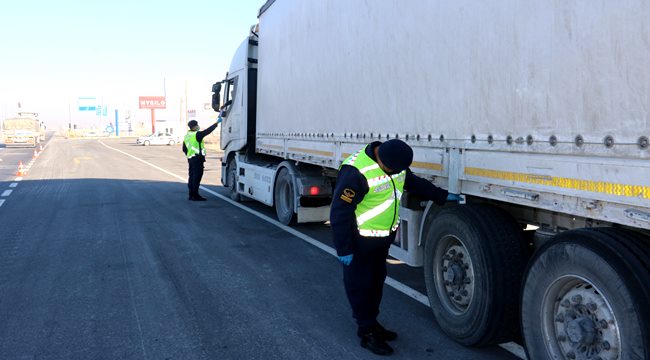 AKSARAY'DA JANDARMADAN KIŞ LASTİĞİ DENETİMLERİ