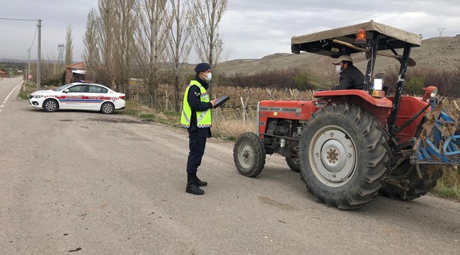 AKSARAY'DA JANDARMA TARAFINDAN TRAKTÖR VE TARIM ARAÇLARI DENETLENDİ