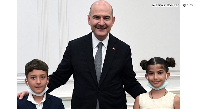 Bakan Soylu, Türk bayrağını öpen çocukları ağırladı