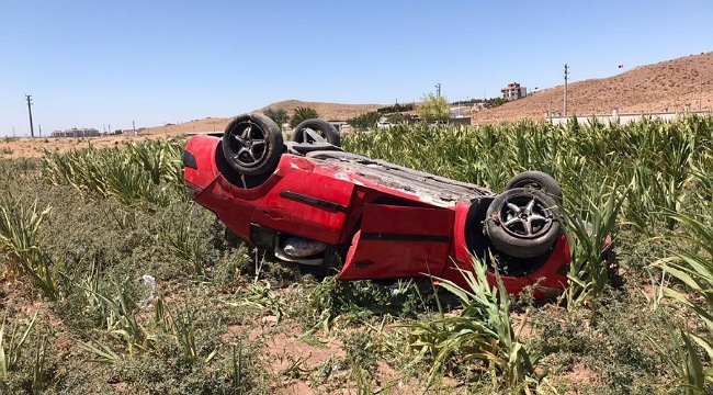 AKSARAY'DA EHLİYETSİZ SÜRÜCÜNÜN KULLANDIĞI OTOMOBİL MISIR TARLASINA UÇTU