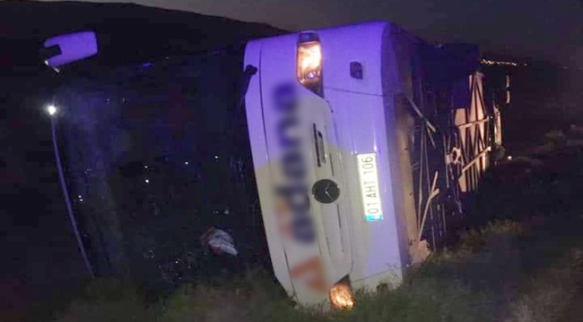 AKSARAY'DA YOLCU OTOBÜSÜ DEVRİLDİ: 22 YARALI