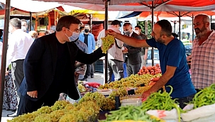 SEBZE FİDESİ DAĞITTIĞI ÜRETİCİLER, DAĞITILAN FİDELERİN ÜRÜNLERİNİ VALİ AYDOĞDU'YA İKRAM ETTİ