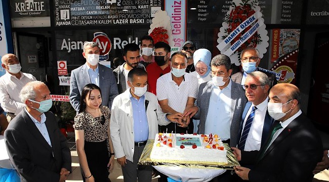 AKSARAY FM 30. YILINI YAŞ PASTA KESEREK KUTLADI