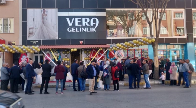  Vera Gelinlik, Dünyanın Önemli Moda Markalarından Pierre Cardin İle Anlaştı 