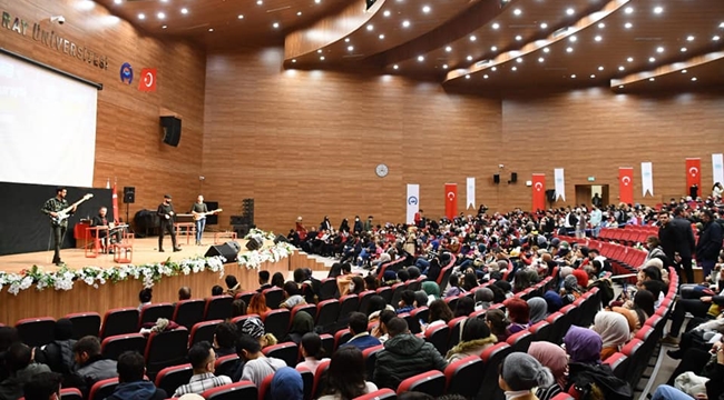 KONSER VE TİYATRO OYUNU İLE AKSARAY'DA SANAT SEVERLERİN HAFTA SONU RENKLİ GEÇTİ