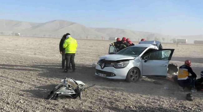 Konya Aksaray yolunda kamyonla otomobil çarpıştı: 2 ölü, 1 yaralı