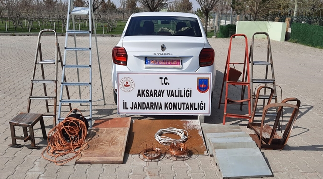 AKSARAY'DA EVLENİYORUZ YAZISI İLE PLAKASINI GİZLEYEN HIRSIZLIK ZANLILARI YAKALANDI