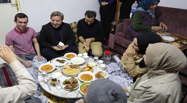 AKSARAY'DA GURBETÇİ ÖĞRENCİLER AİLELERİN MİSAFİRİ OLARAK İFTAR EDİYORLAR