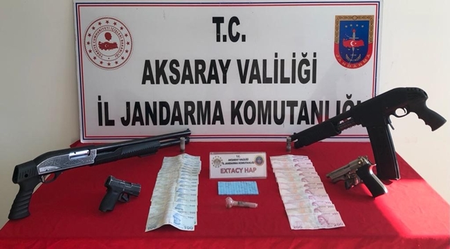 AKSARAY'DA UYUŞTURUCU İMALATI VE TİCARETİ YAPAN 4 ŞÜPHELİ SİLAHLARIYLA BİRLİKTE YAKALANDI