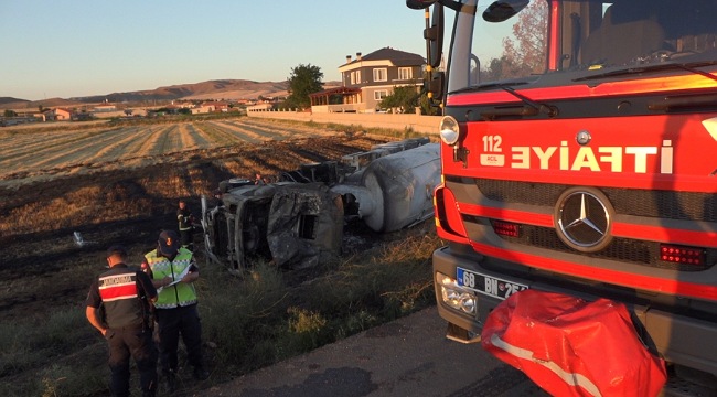 AKSARAY'DA TRAFİK KAZASI! TANKER SÜRÜCÜSÜ YANARAK CAN VERDİ