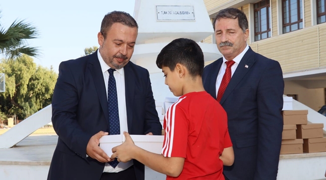 AKSARAYLI İŞ İNSANI HAKAN GÜNEŞ, 400 ÖĞRENCİYE AYAKKABI BAĞIŞINDA BULUNDU