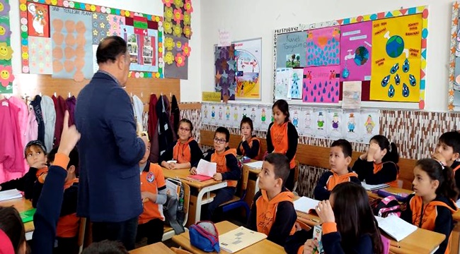 ÖĞRETMEN CANDAN KARİP ÖĞRENCİLERİNE UYGULAMALI EĞİTİM VERİYOR