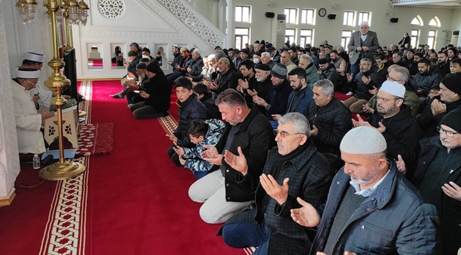 AKSARAY'DA TÜM CAMİLERDE DEPREMDE HAYATINI KAYBEDENLER İÇİN GIYABİ CENAZE NAMAZI KILINDI