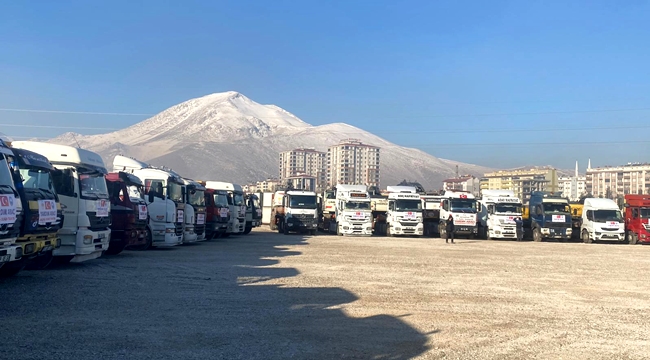 DEPREM BÖLGESİNDE EN KAZ KALDIRMA ÇALIŞMALARI HIZLANDIRILIYOR, AKSARAY’DAN 64 ARAÇLIK İŞ MAKİNASI ELBİSTAN’A ULAŞTI