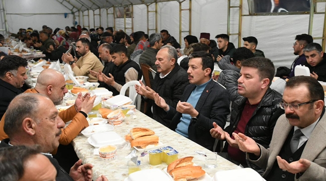 BAŞKAN DİNÇER İFTAR ÇADIRINDA VATANDAŞLARLA BULUŞTU