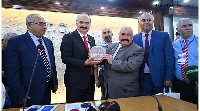 BATMAN VALİSİ, AFYON VE EĞİL B. BAŞKANLARIYLA GAZETECİLERİN YEMEĞİ GELVERİ GÜVECİNDE PİŞİYOR!!!