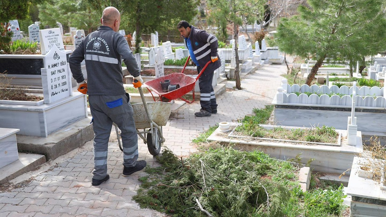 Aksaray'da Ramazan Bayramı öncesi Mezarlıklarda temizlik çalışması
