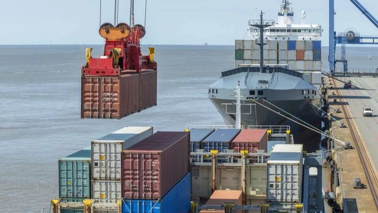 Dış ticaret açığı Şubat'ta yüzde 14,8 arttı