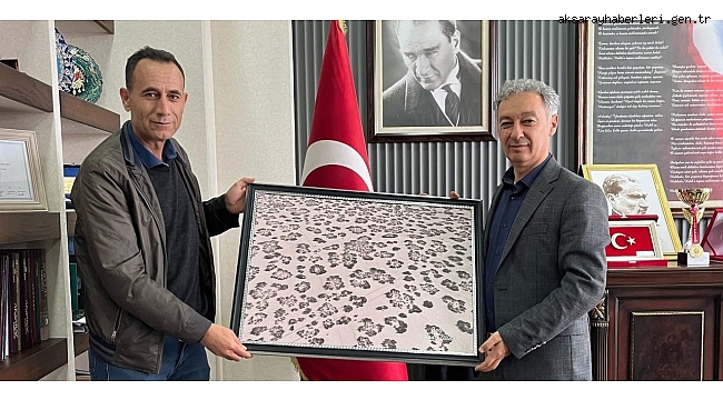 Eskil belediye Başkanı Mustafa Zavlak, Kadir Altan'a Teşekkür Plaketi Takdim Etti