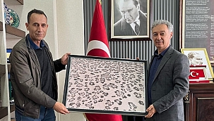 Eskil belediye Başkanı Mustafa Zavlak, Kadir Altan'a Teşekkür Plaketi Takdim Etti