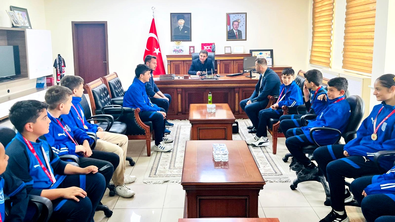 Eskil Kaymakamı Fuat Yurddaş Başarılı Atletizm Öğrencilerini Tebrik Etti