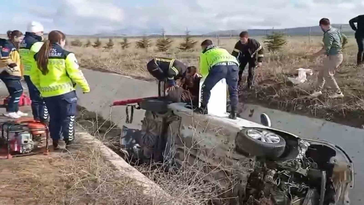 Aksaray'da içerisinde 4 kişi Bulunan Otomobil Otoban Kenarında Sulama Kanalına devrildi