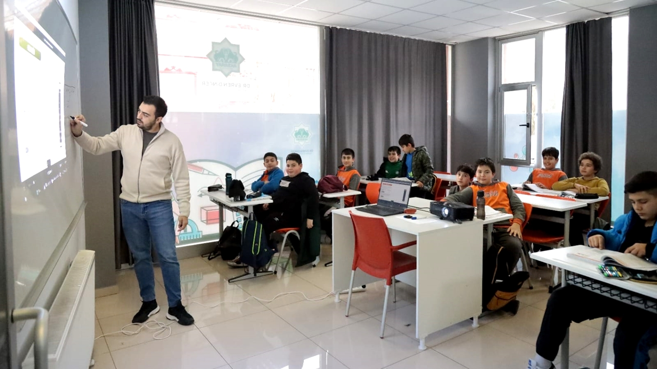 Başkan Dinçer; "4 Bin 300 Öğrencimizi Eğitim Tesislerimizde Geleceğe Hazırlıyoruz"