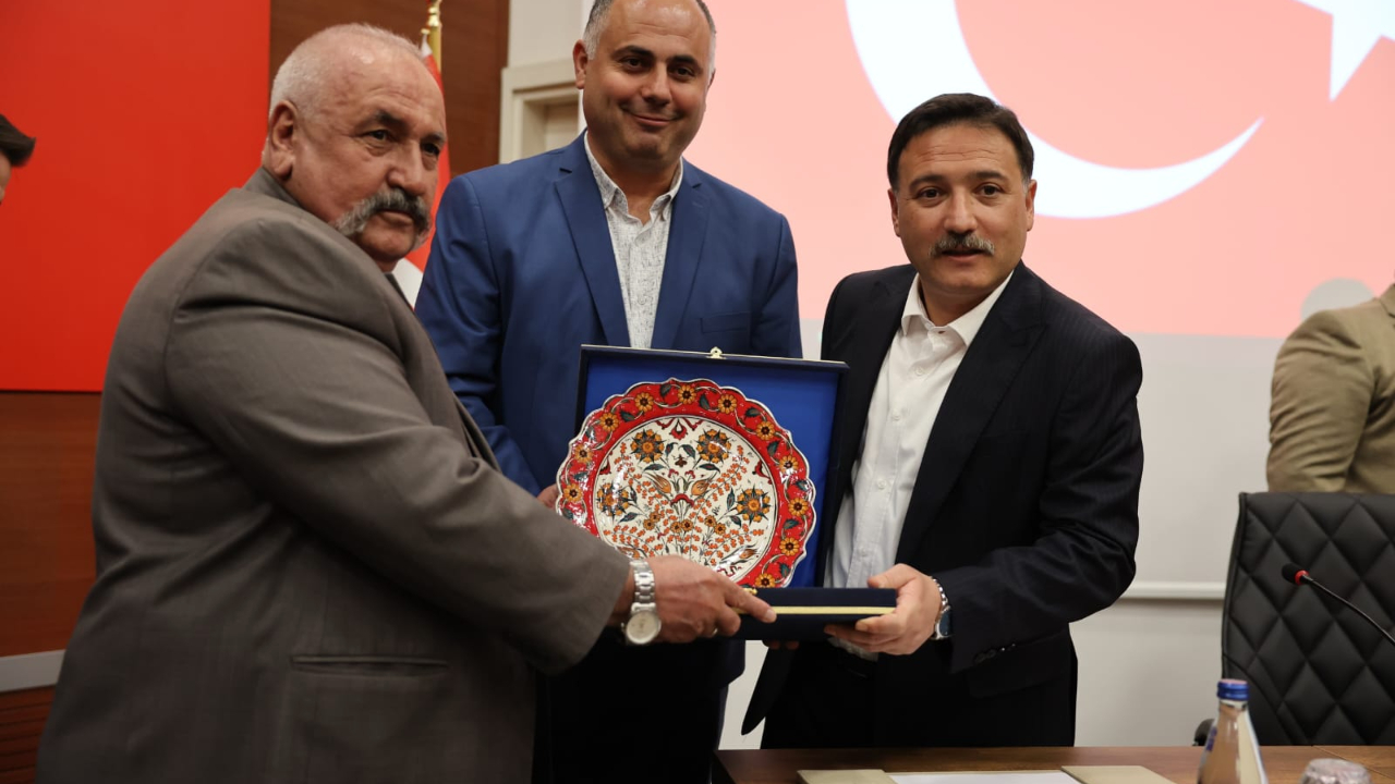 DİNÇER’DEN KAYSERİ VALİSİ, BÜYÜKŞEHİR VE BÜNYAN BELEDİYE BAŞKANLARINA HEDİYE!