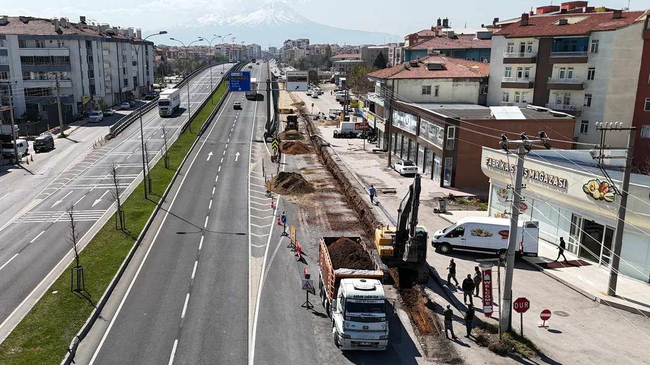Aksaray Belediyesi 15 Mahalleyi Besleyen İçme Suyu Ana Şebeke Hattını Yeniliyor