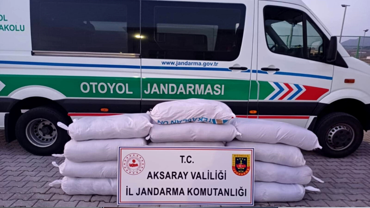Aksaray'da Otoyol Jandarması 1015 kg Kaçak Tütün ele geçirdi