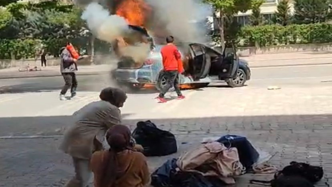 Konya'da Açık Bırakılan Elektrik Panosundaki Kablolardan çıkan yangında otomobil küle döndü