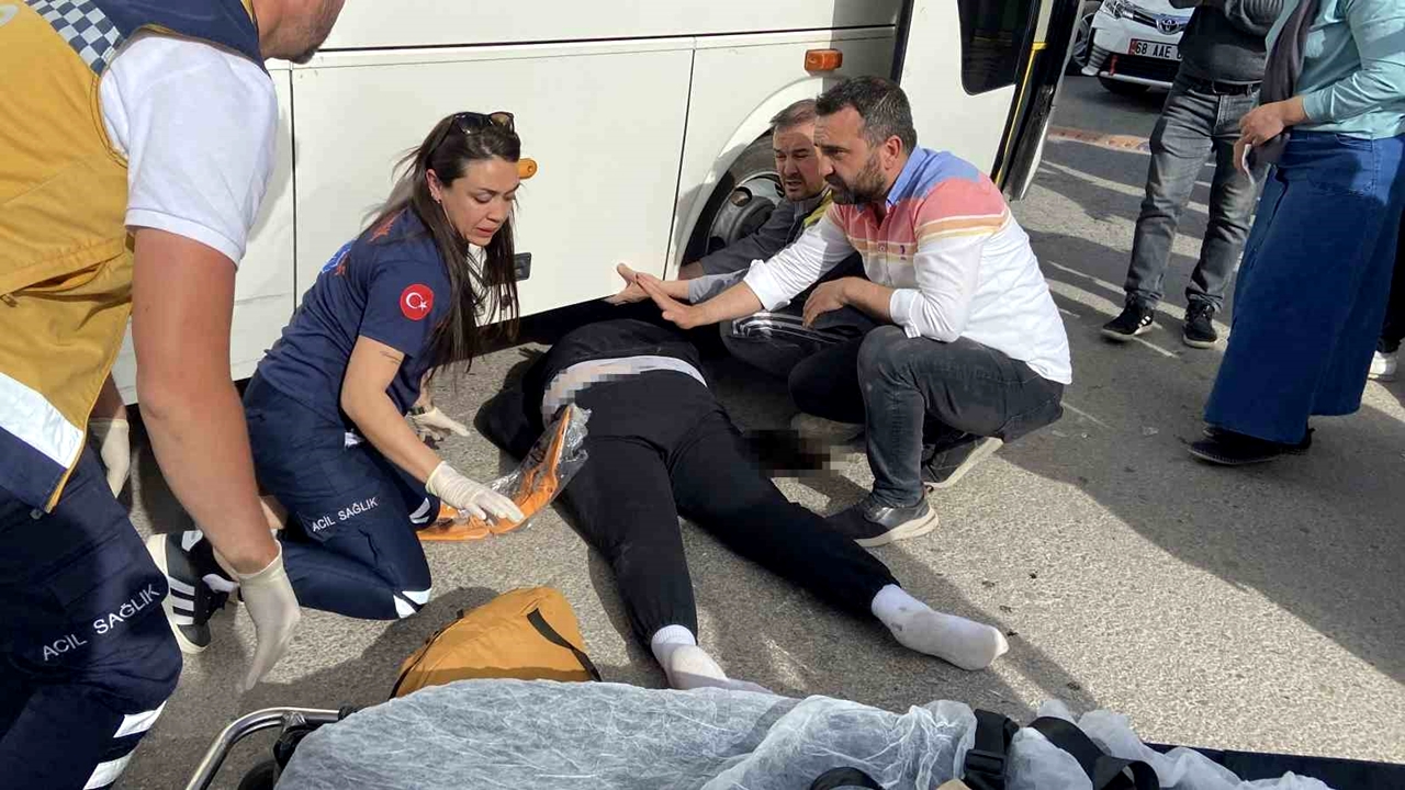 Aksaray'da Motosiklet sürücüsünün Midibüs Altında Yaşam Savaşı