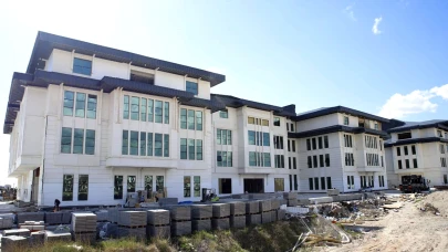 Aksaray’ın Yeni Belediye Binası Modern Mimarisiyle Göz Dolduruyor