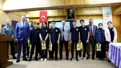 Rektör Arıbaş, Abdülhamid Han  Fen Lisesi öğrencileriyle buluştu