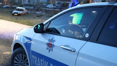 Aksaray'da Alkollü ve Ehliyetsiz sürücünün kullandığı otomobil devrildi
