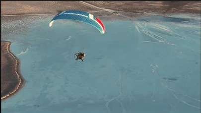 Eskil Tuz Gölü'nde Paramotor Gösterisi: Görsel Şölen Nefes Kesti!