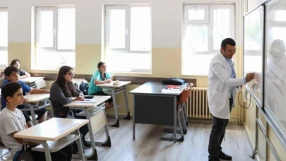 Öğretmenlerin il içi yer değiştirmeleri belli oldu... Atamalarda ilk kez sıra kaydı alındı