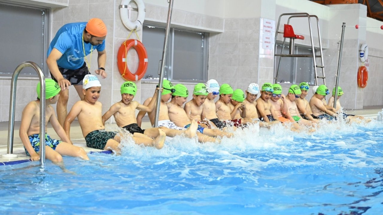Konya Büyükşehir 6 ilçede yüzme öğretiyor
