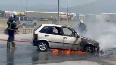 Aksaray'da bir otomobil egzoz tamirinde alev alev yandı