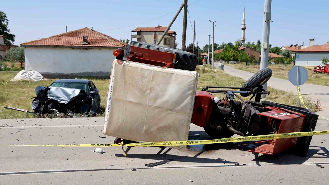 Aksaray'da Traktör ile Otomobil Çarpıştı
