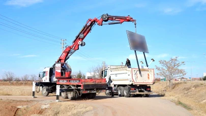 Aksaray'da Zabıta Ekipleri Şehrin Estetiğini Bozan Tabelaları Tek Tek Söküyor