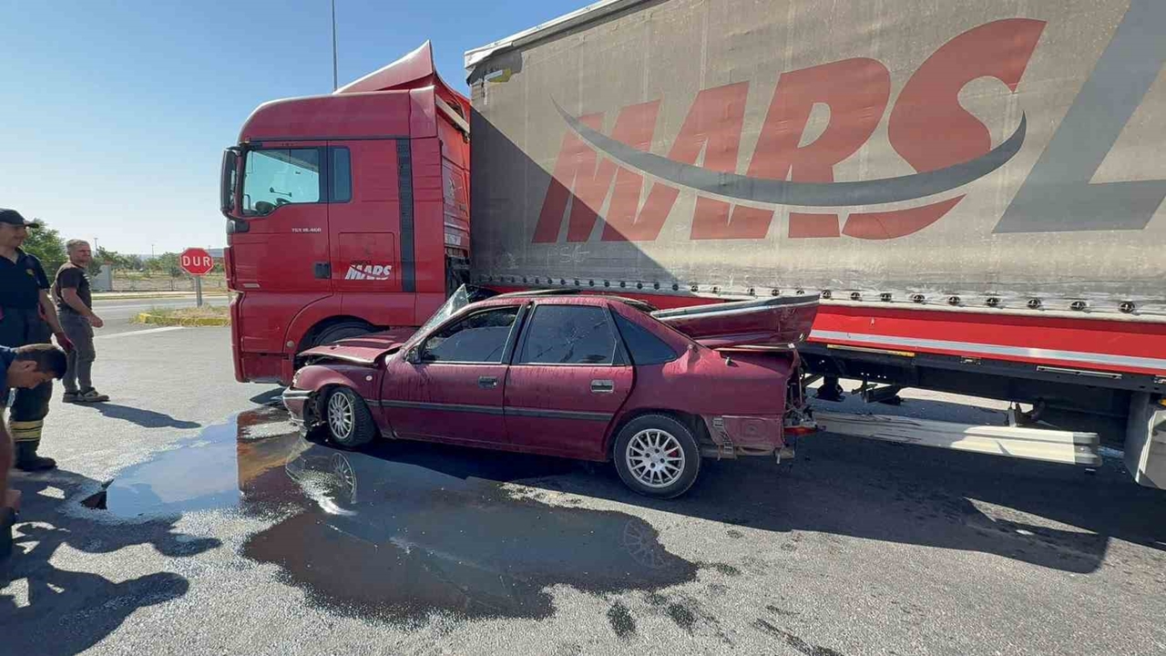 Aksaray'da Üniversite Kavşağında Otomobil ile Tır çarpıştı