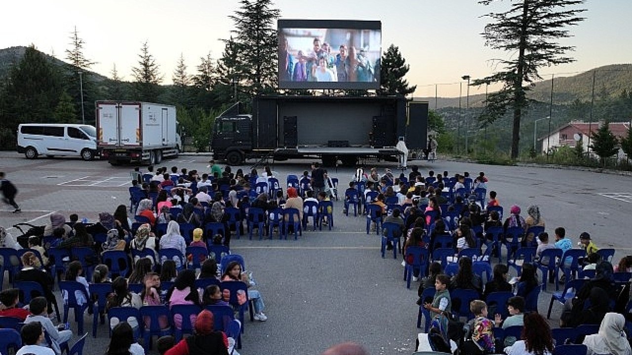 Başkan Altay: “Merkeze Uzak 101 Mahallede Sosyal Hayata Katkı İçin Sinema Günleri Düzenliyoruz"