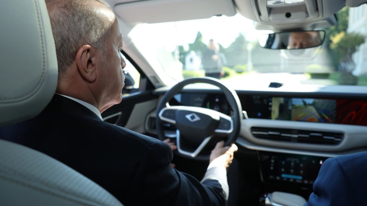 Erdoğan Togg T10F'nin direksiyonunda