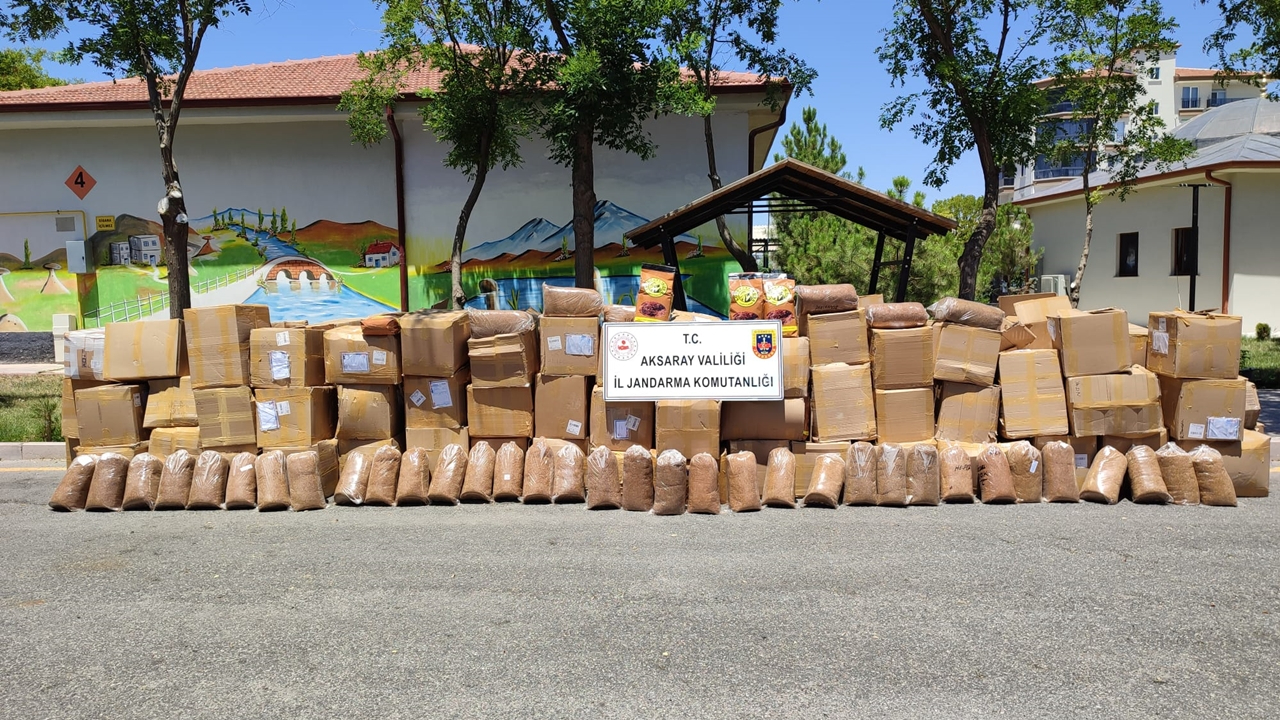 Aksaray'da 4 farklı Kargo Tırında 9169 kg Kaçak tütün ele geçirildi