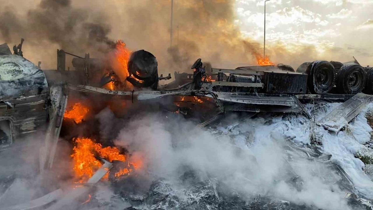Aksaray'da Kimyasal Madde taşıyan Tır devrildi, Kazada Tır Yandı