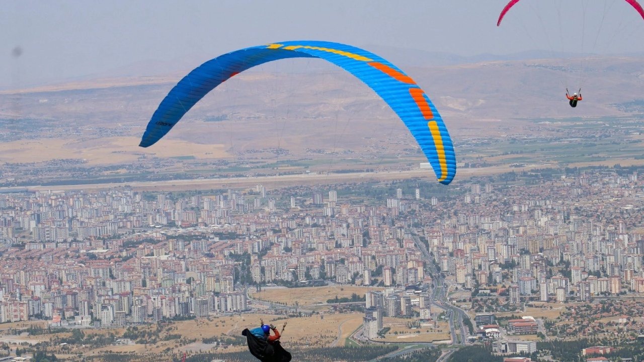 Kayseri'de yamaç paraşütçüleri kıyasıya yarıştı