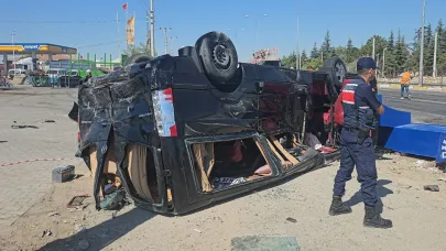 Eşmekaya Kasabasında Tır 2 Minibüse çarptı